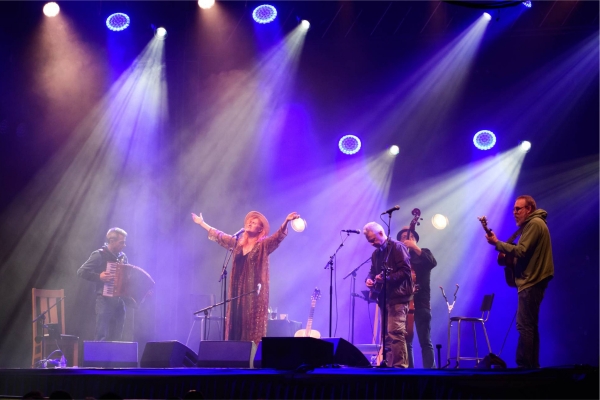 Eddie Reader on stage with her band.